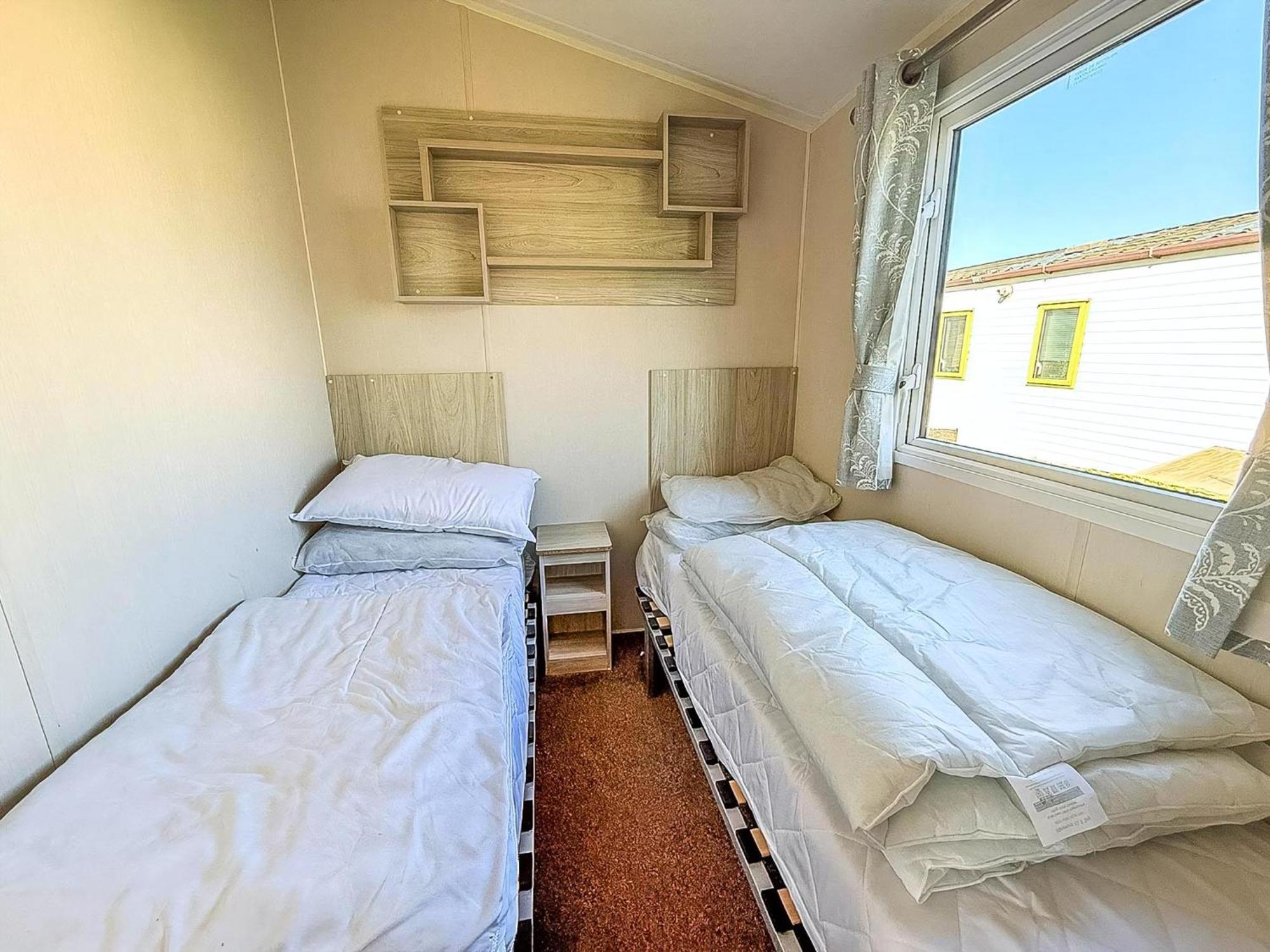 8 Berth Caravan For Hire At St Osyth Beach Ref 28047R Clacton-on-Sea Exterior foto