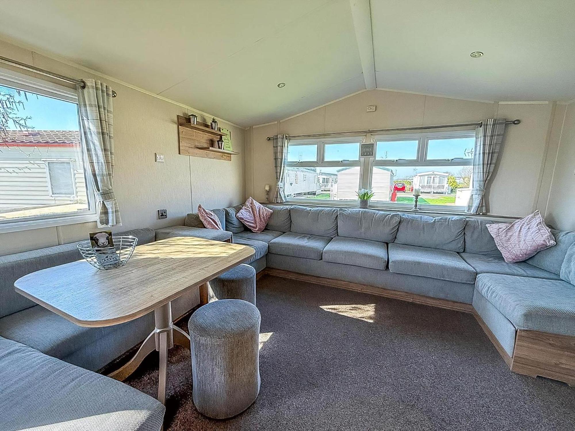 8 Berth Caravan For Hire At St Osyth Beach Ref 28047R Clacton-on-Sea Exterior foto